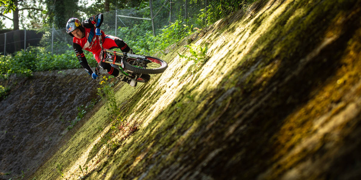 Dougie Lampkin wearing the Jitsie L3 Linez riding gear