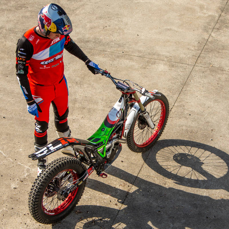 Dougie Lampkin wearing the Jitsie L3 Linez riding gear