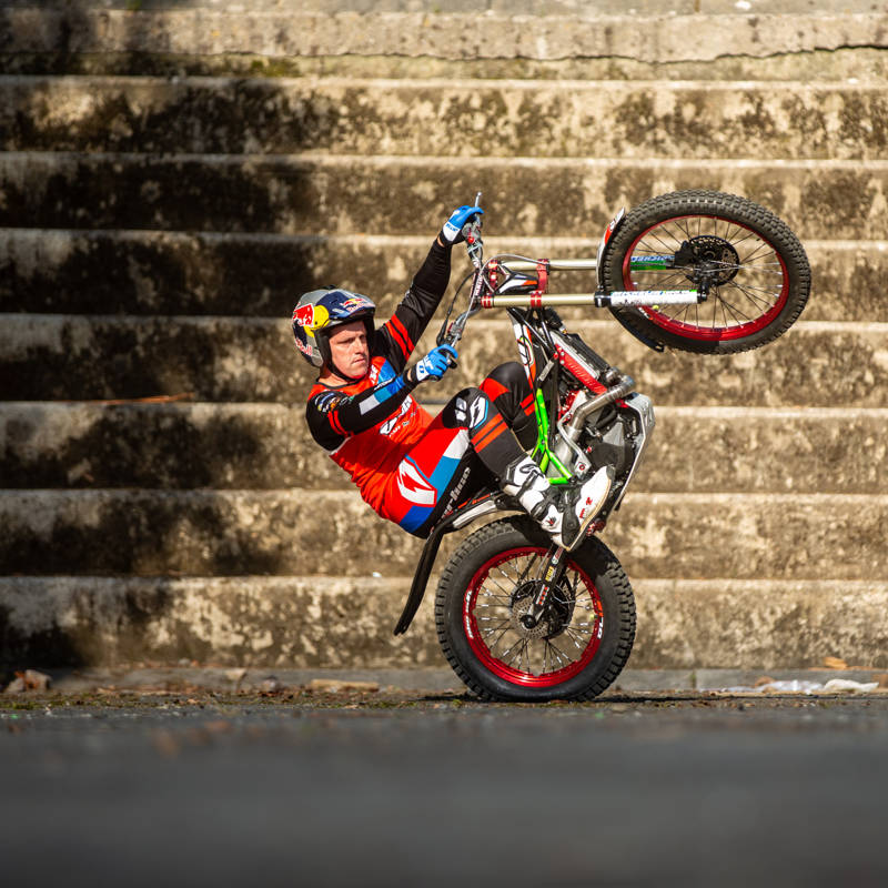 Dougie Lampkin wearing the Jitsie L3 Linez riding gear